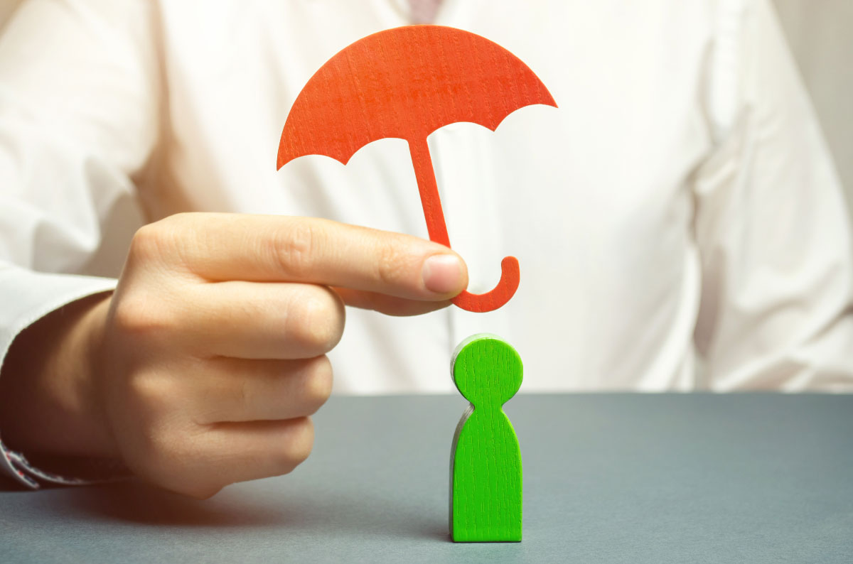 personne a l'abri d'un parapluie